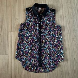 No Boundaries Floral Sleeveless Button Down Shirt - Junior’s Medium